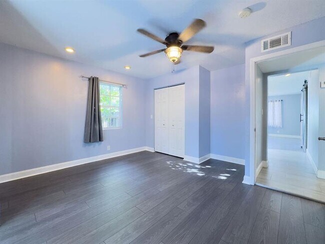 Building Photo - 902 NE 34th St