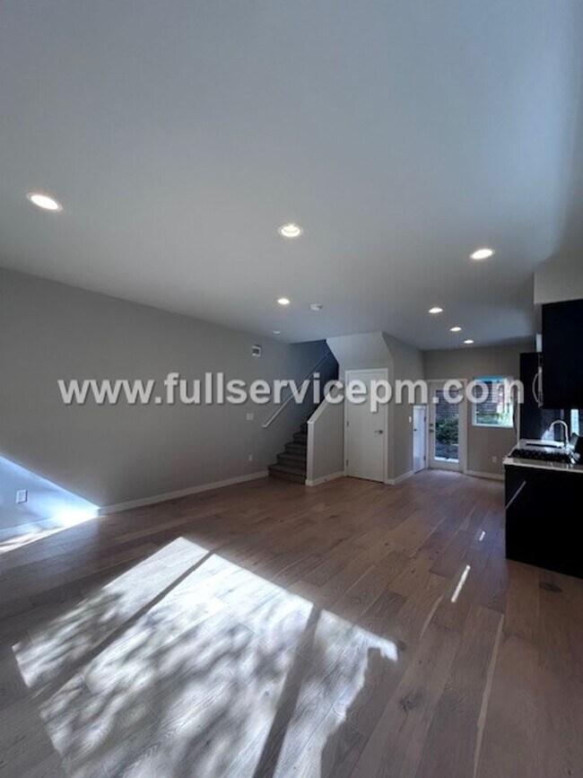 Building Photo - Contemporary 3 BD Mt. Baker Townhome! Location!!