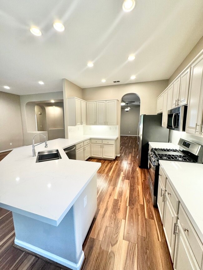 Building Photo - Stunning 3-bedroom 3-bathroom home in Yank...