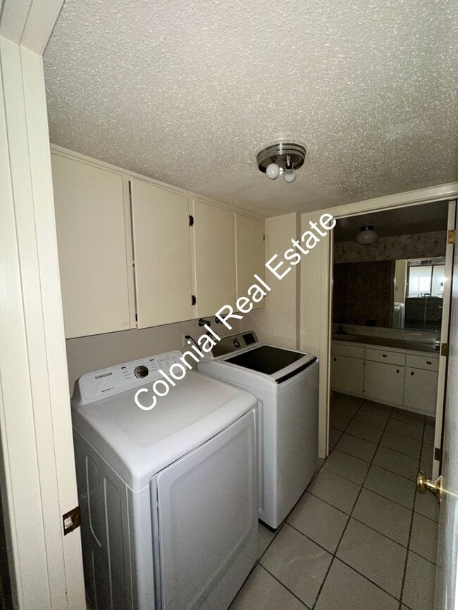 Building Photo - Spacious and unique 3 bedroom 2 and a half bath house on the golf course!