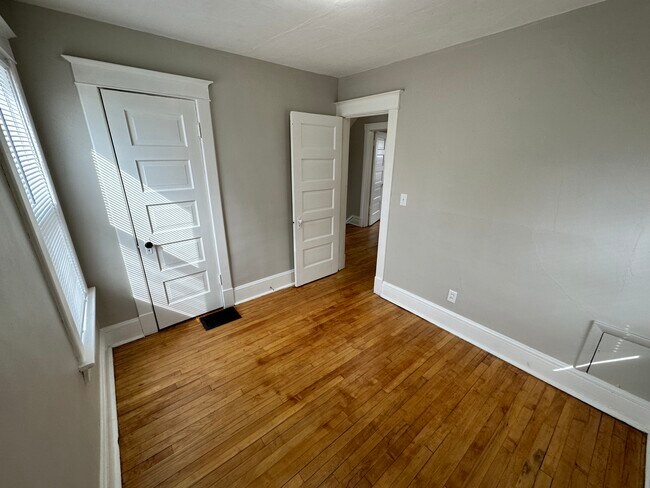 Building Photo - 832 Hackett St