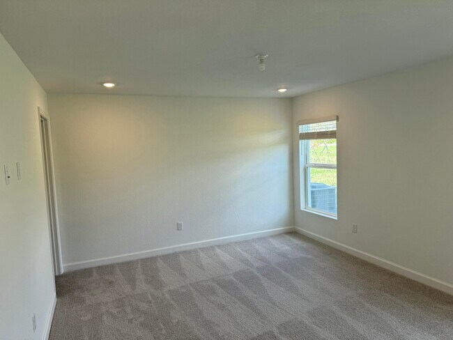 Building Photo - 10501 NW Suncrest Lp