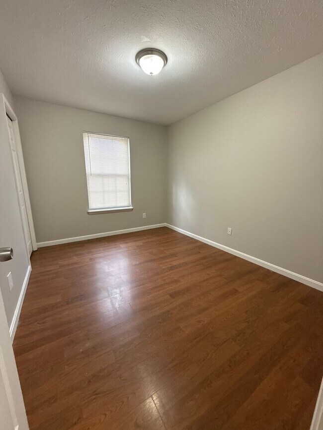 Building Photo - Nice duplex in a convenient location