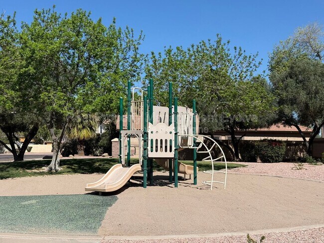 Building Photo - 1677 S Peppertree Dr