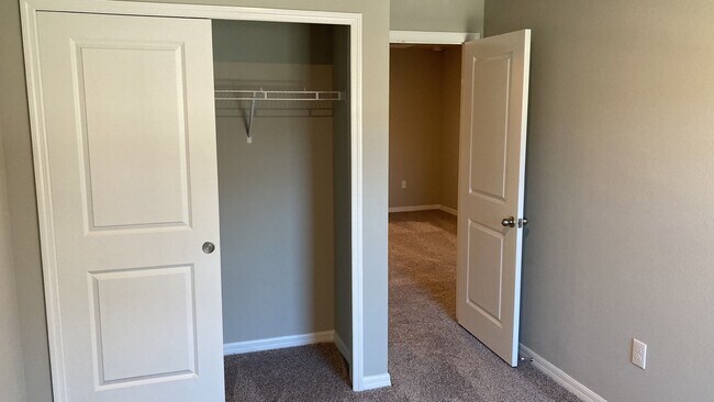 Building Photo - Like new 3 bedroom, 2.5 bathroom, 1 car ga...