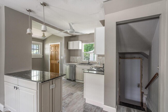 Building Photo - 135 W Hudson Ave