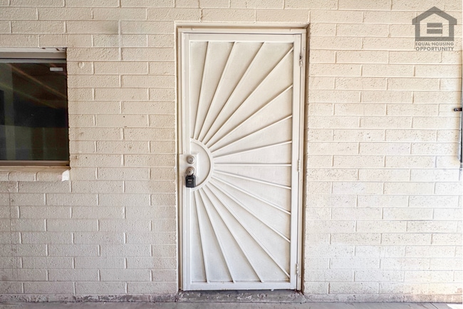 Building Photo - 2Bed/1Bath House at AZ-51/Thomas Rd! -- NO HOA! FENCED-IN YARD!