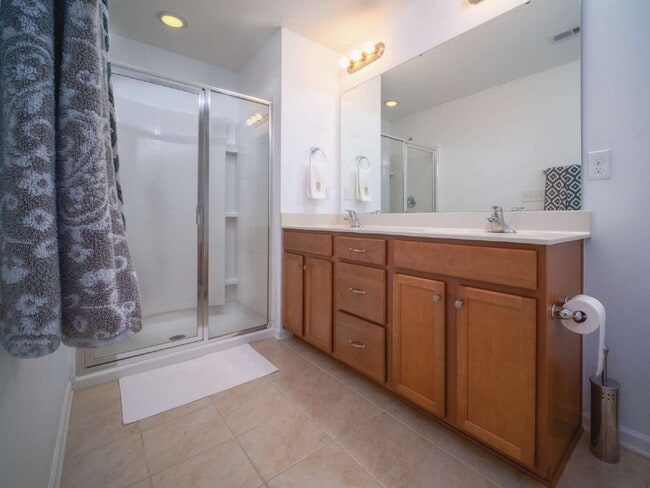 Building Photo - "Exquisite  2-Bed Townhouse with 2.5 Baths in Prime Charlotte Location – 1,531 Sq Ft of Comfort!"