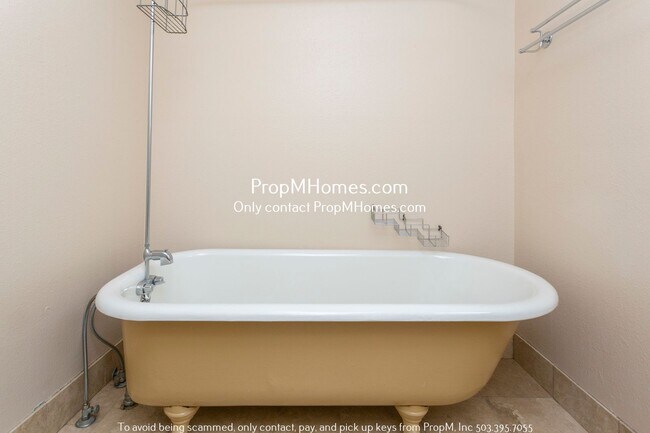 Building Photo - Charming Two-Bedroom Unit: Your Perfect Ho...