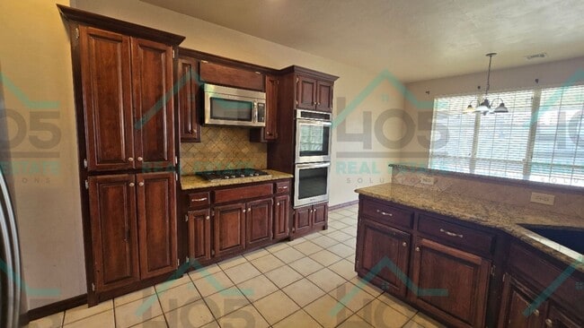 Building Photo - Lovley 4 Bedroom Plus an Office