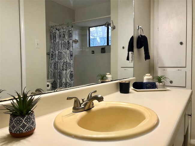 Building Photo - 1402 Byers Ln