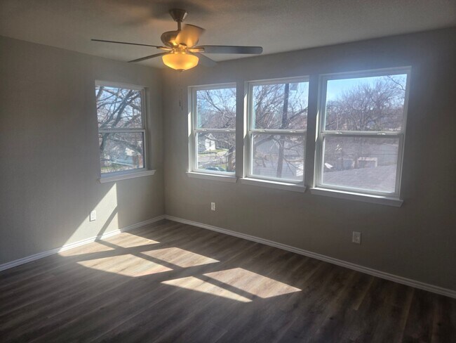 Building Photo - Newly remodeled 4 bedroom 3 full bath two story home located in the heart of Weatherford, TX