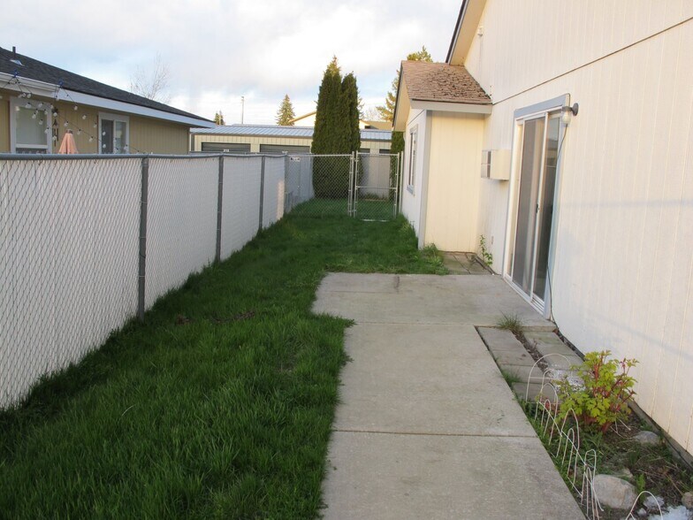 Building Photo - 14360 N Cassia St