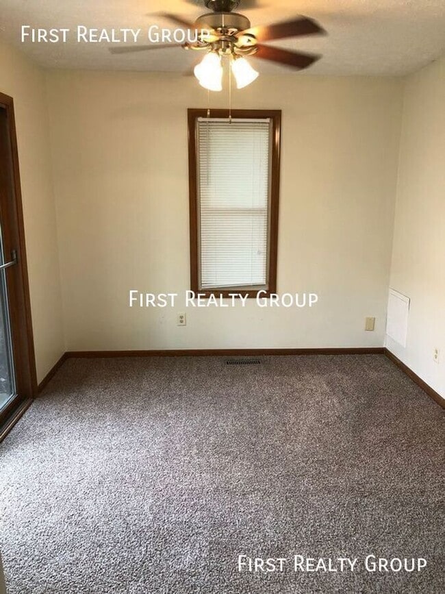 Building Photo - 2 Bedroom, 2 bath Upstairs Apartment in Ce...