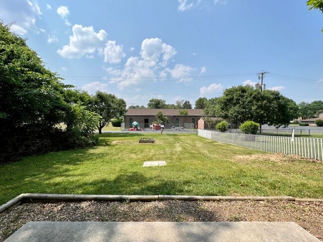 Building Photo - ADORABLE CONTEMPORARY 2 BEDROOM IN THE HEART OF WEST HILLS!!!