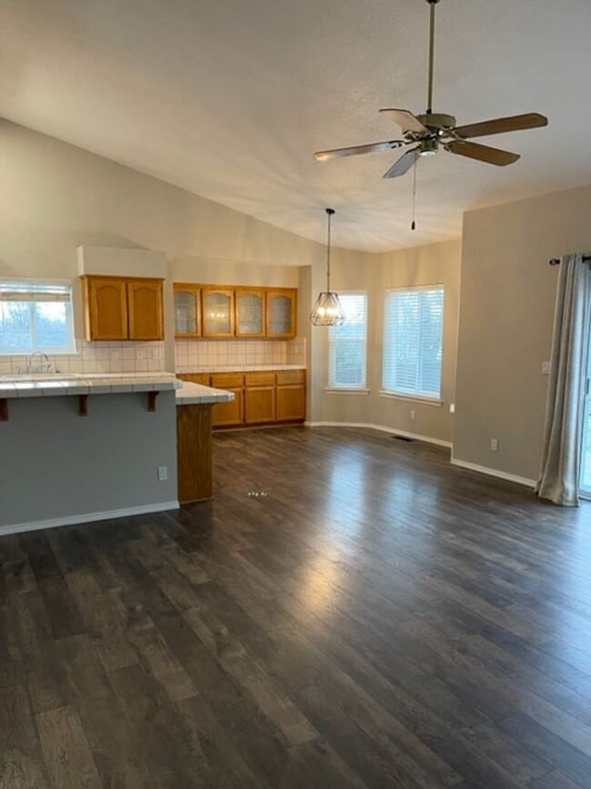 Building Photo - 3 Bedroom Located in Country Heights Subdi...