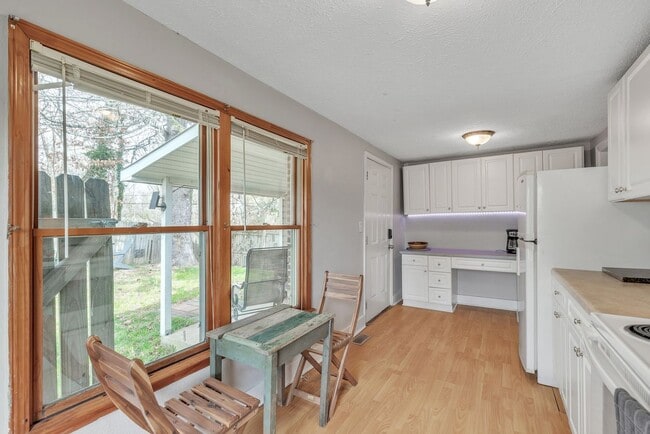 Building Photo - Charming Cottage in Hendersonville NC