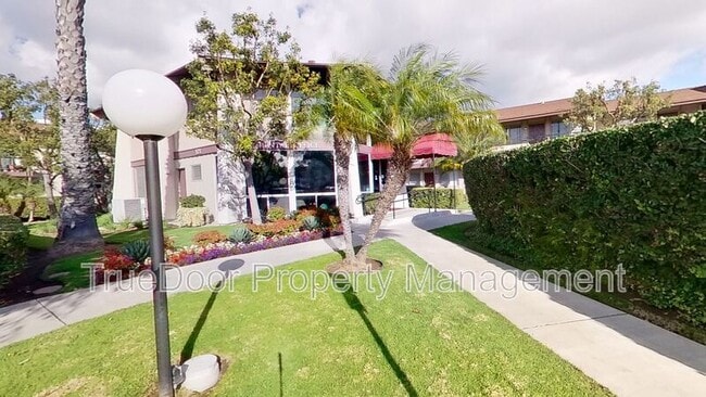 Building Photo - 533 N.Tustin Ave.