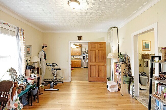 Building Photo - Pet-Friendly Woolen Mills Home Near Local Favorites
