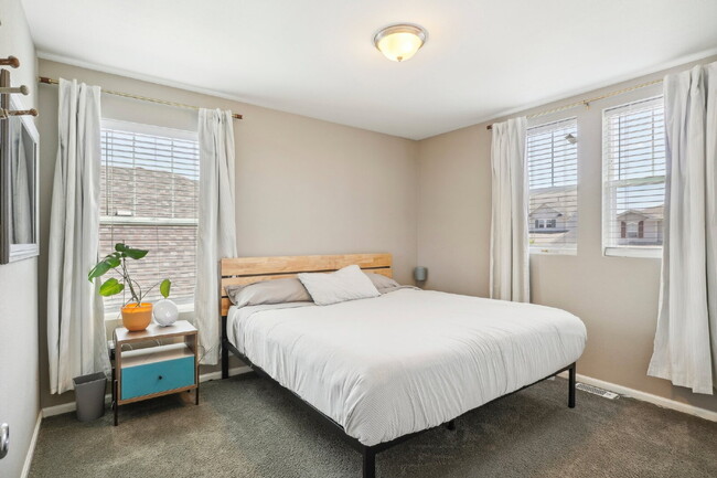 Building Photo - "Spacious 4-Bedroom Retreat with 2.5 Baths in Reunion!"