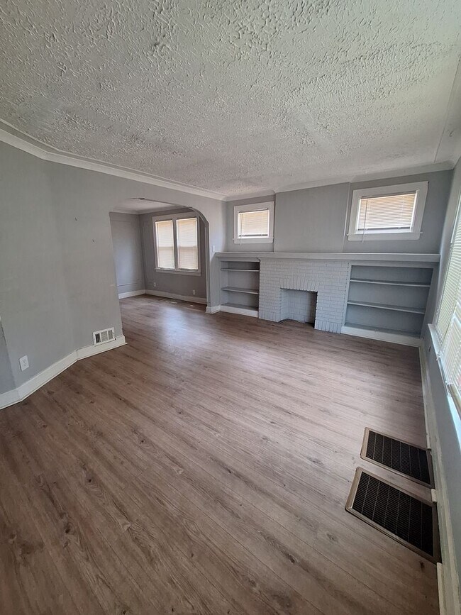 Building Photo - 15716 Cherrylawn St