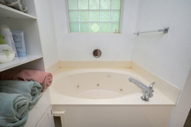 Building Photo - PRICE DROP!! Wonderful 4-Bedroom in Driftwood Estates