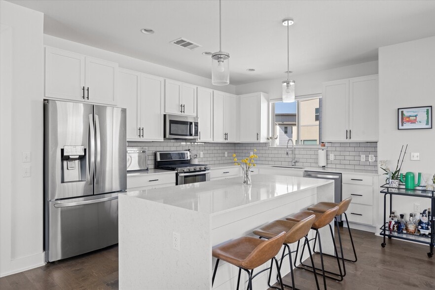 Kitchen - 5315 La Crosse Ln