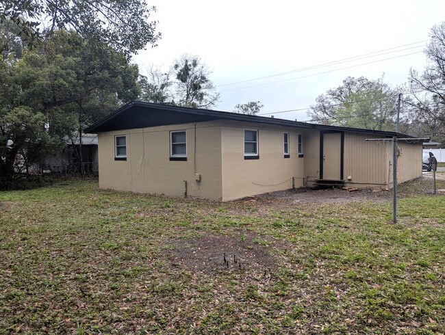 Building Photo - AVAILABLE NOW!!! Need some space and extra...