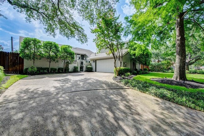Building Photo - 2907 Fontana Dr