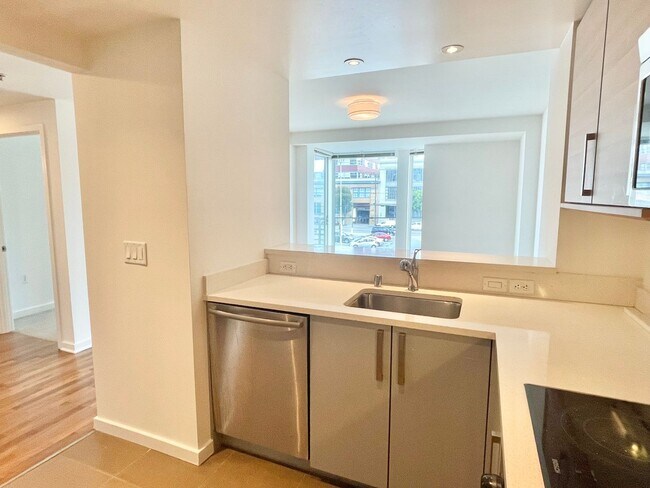 Building Photo - Full Service Luxury Living w/City Views, I...