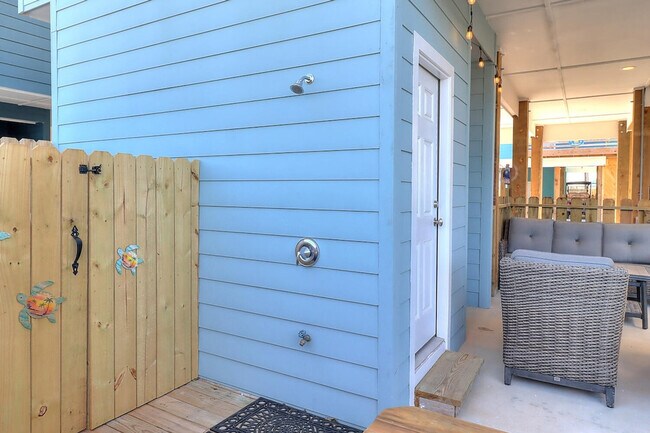 Building Photo - 527 Sand Burr Ln