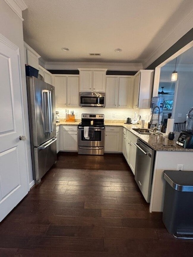 Building Photo - Adorable duplex condo in Red Mill.
