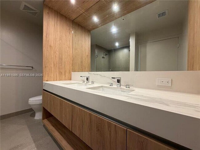 Building Photo - 11 NE 6th St