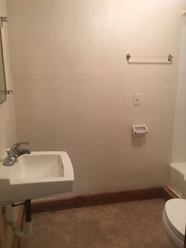 Building Photo - 1 bedroom , 1 bath Studio Duplex