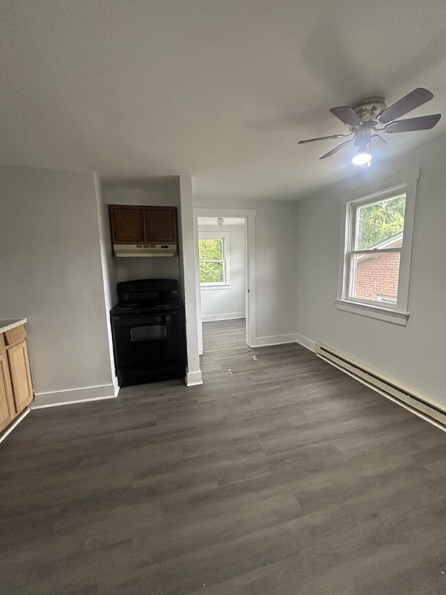 Building Photo - FIRST MONTH FREE! 1 Bedroom, 1 Bath Second-Floor Apartment for Rent, Pet Friendly.