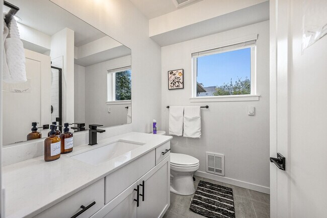 Building Photo - 5201 Brooklyn Ave NE