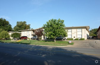 Building Photo - Lakewood Gardens