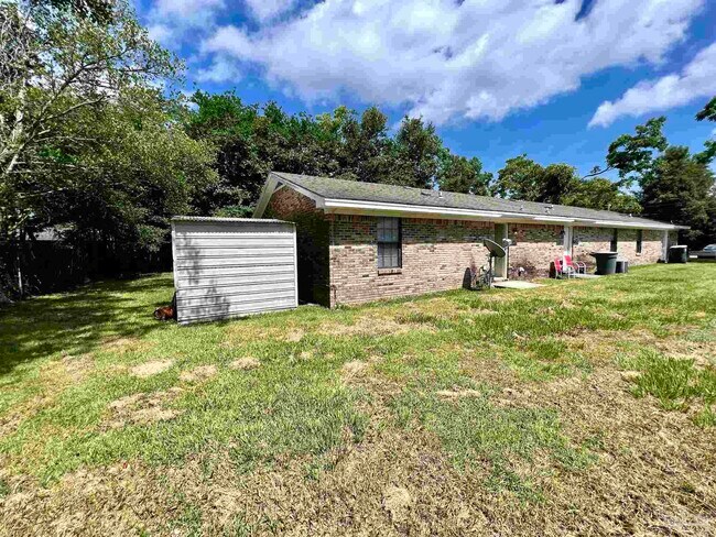 Building Photo - 2114 Hollyhill Rd