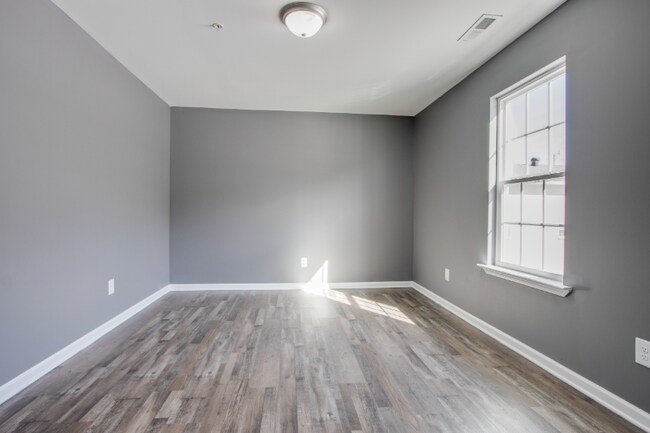 Building Photo - 138 Main St N