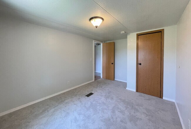 Building Photo - 3 bedroom home located in South Hutchinson