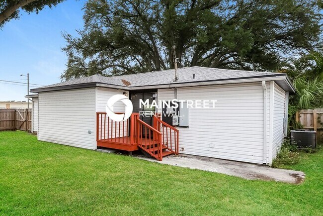 Building Photo - 3 Bedroom Pet-Friendly Home in ST PETERSBURG, FL with Main Street Renewal