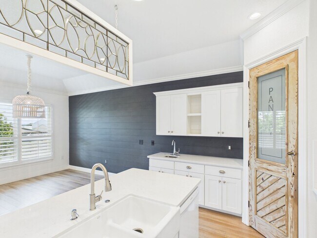 Building Photo - Modern Comfort: 3 Bed, 2 Bath with Garage & Large Pantry