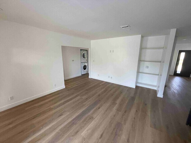 Building Photo - COMPLETELY REMODELED HOME IN QUIET AREA!