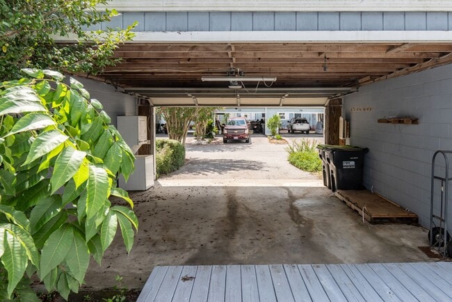 Building Photo - Spacious Two Bedroom Townhome