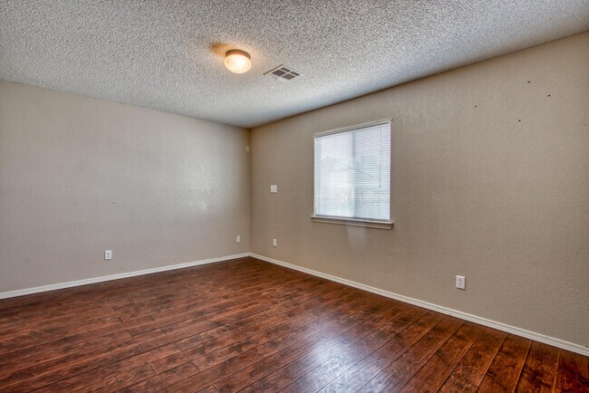 Building Photo - 1819 Shreya St