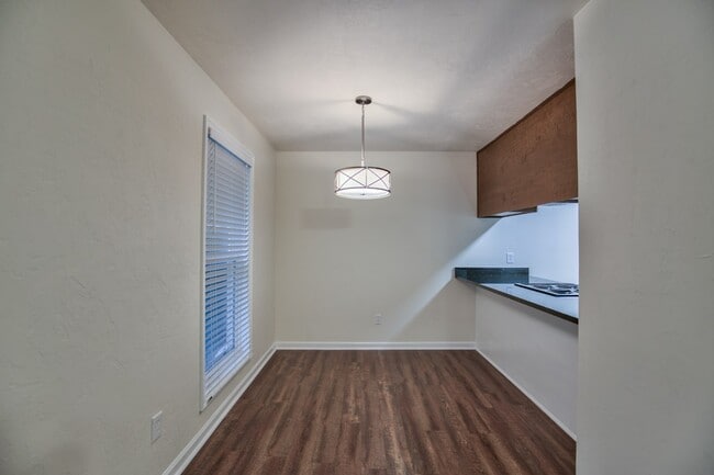 Building Photo - 1219 Crestview Ave