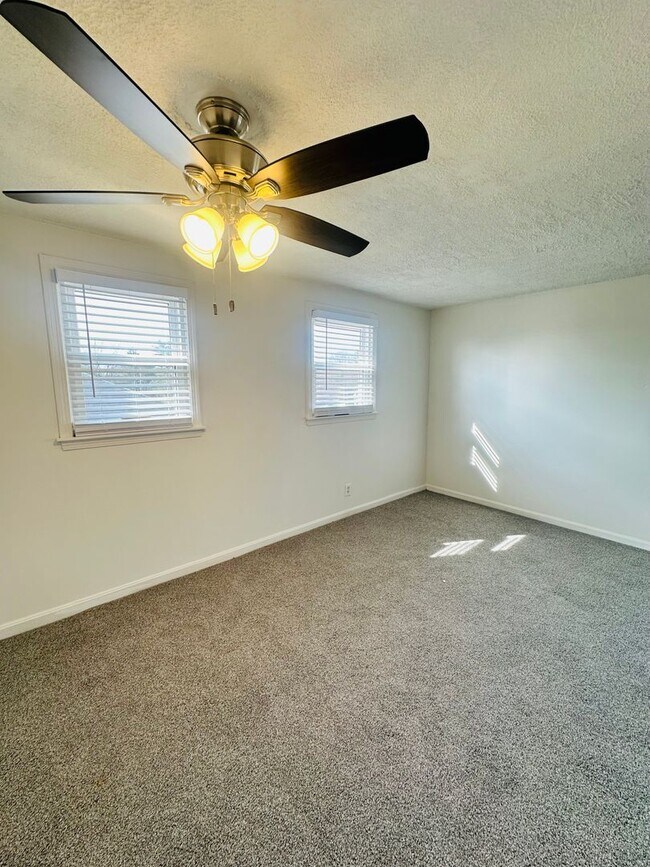 Building Photo - Spacious and stylish home in a prime Louisville location!