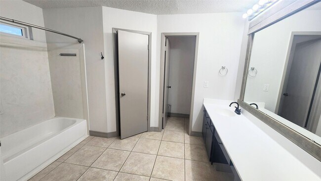 Building Photo - 22422 Deville Dr