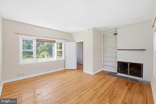 Building Photo - 11317 College View Dr