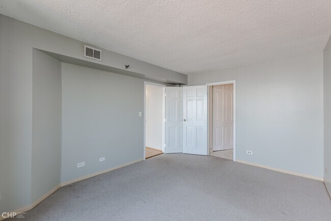 Building Photo - 1309 N Wells St